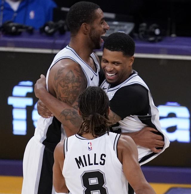 多球迷瞩目 多球迷瞩目